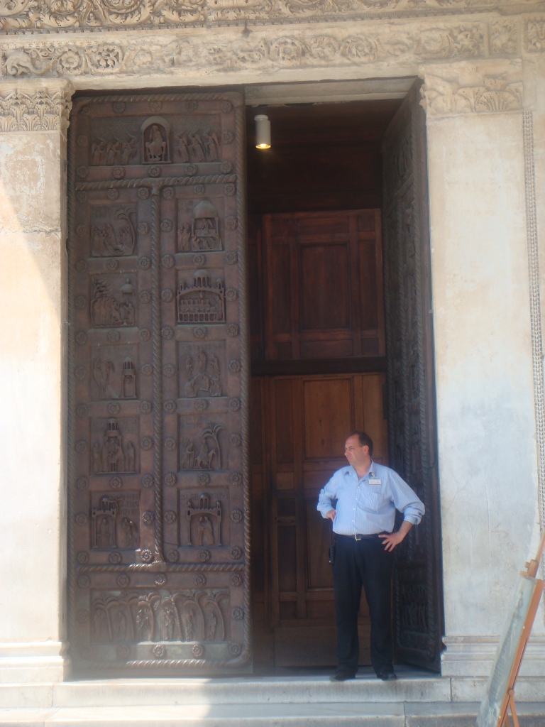 Знаменитая сохранившаяся дверь работы Бонанно Пизано