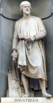 Статуя Донателло - одна из статуй, украшающих фасад галереи Уффици.