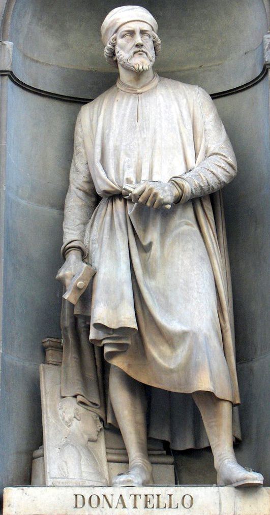 Статуя Донателло - одна из статуй, украшающих фасад