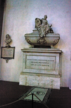 Место захоронения Макиавелли неизвестно Однако во флорентийской  церкви Санта Кроче расположен кенота́ф — надгробный памятник в месте, не содержащем останков.