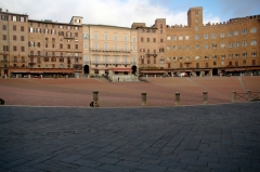 Пьяцца дель Кампо - главная площадь старой Сиены. Она имеет необычную для площадей форму ракушки. Именно на ней ежегодно проводится знаменитое Сиенское Палио - соревнования между городскими контрадами по верховой езде.