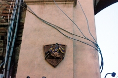Границы районов Сиены (контрад) обозначены символами на домах. В данном случае - контрада Черепахи.