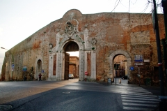 Северные ворота в крепостной стене, ведущие в Старый город 
